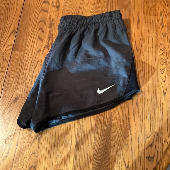 Like New Nike shorts - Picture 5 of 6